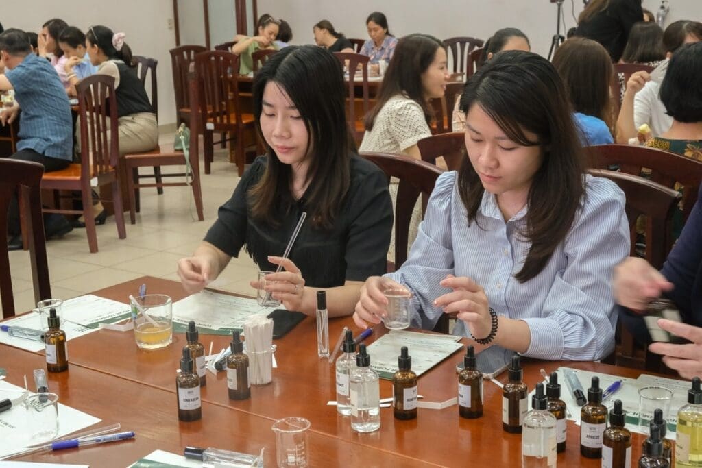 - R Workshop & Art Space Buổi Workshop làm nước hoa cùng doanh nghiệp SATRA đã diễn ra thật hào hứng với gần 100 khách tham dự