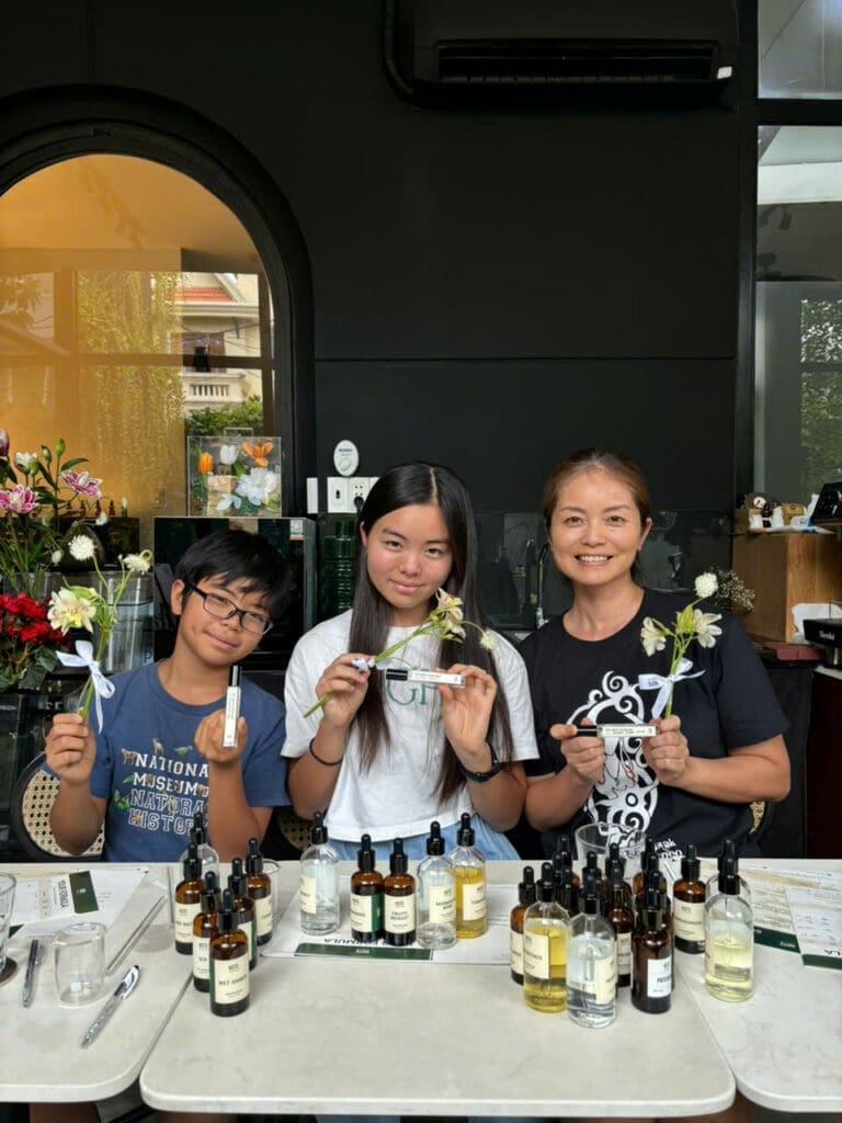 z6678142448021_378e93471fbe5827287c83e890ee095a - R Workshop & Art Space perfume-making workshop